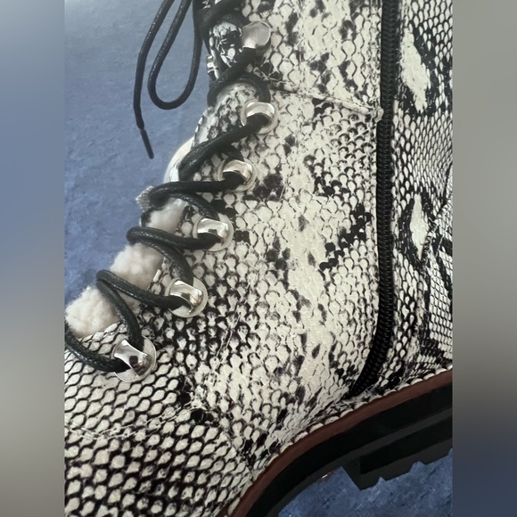 CROWN & IVY Women’s Boots Black & White Snake Print with Sherpa Lining NWOT Sz 7 - Picture 14 of 16